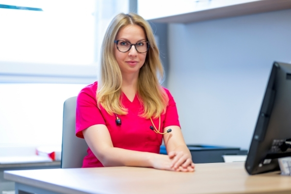 Pani doktor przy biurku