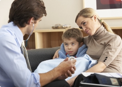 lekarz rozmawiający z matką i dzieckiem 