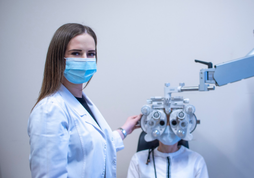 Pani doktor przeprowadzająca badanie Optometryczne