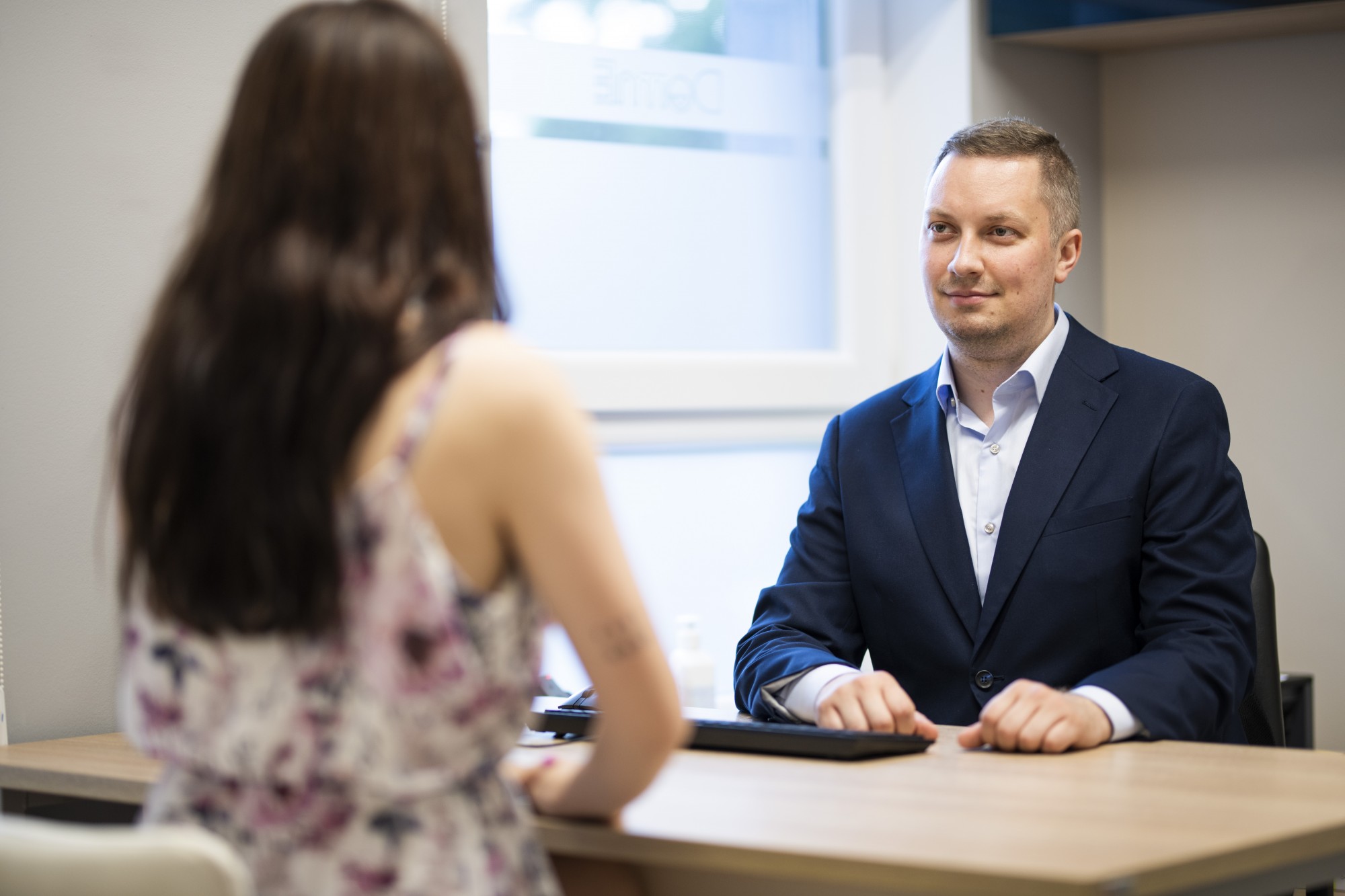 Mężczyzna rozmawiający z kobietą