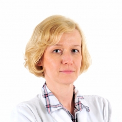 Blondynka w białej koszuli